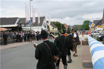 Am Himmelfahrtstag ist der Maibaum mit Böllerschüssen begrüßt worden. 