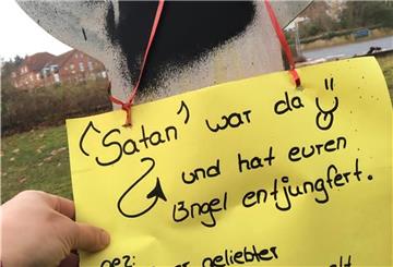 Ein Zettel hängt an einem Engel