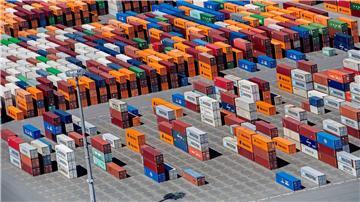 Am Jade-Weser-Port stapeln sich die Container, doch viele Firmen blicken unsicher auf ihr US-Geschäft. (Archivbild)
