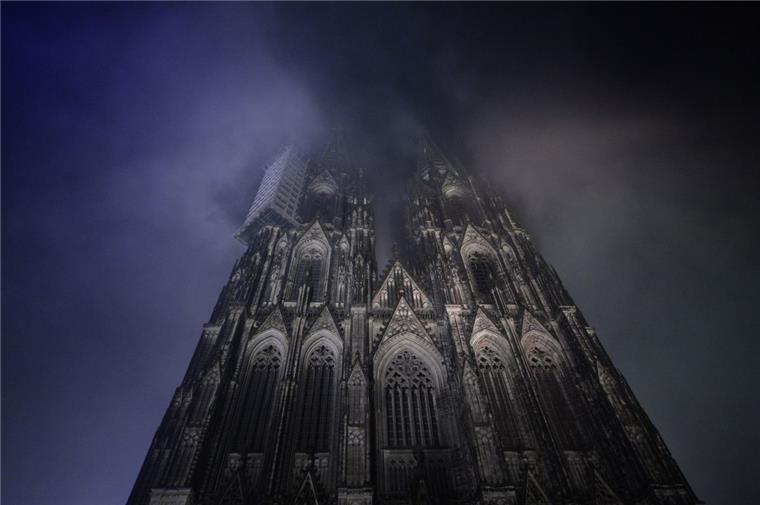 Passant hält Wolke für Rauch: Großeinsatz am Kölner Dom Am Kölner Dom hat ein Passant einen Fehlalarm ausgelöst.