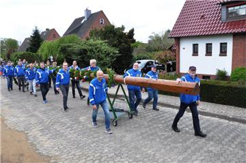 Am kommenden Dienstag ist es wieder soweit: Traditionell findet am 30. April ein Umzug statt, an dessen Ende der Maibaum aufgestellt wird. Dieses Bild zeigt den Mai-Umzug im vergangenen Jahr in Abbehausen.