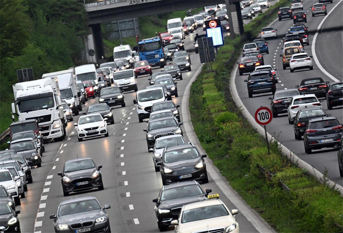 Staus an Pfingsten: Diese Autobahnen werden voll Autos fahren im Berufsverkehr am Morgen über die Autobahn 57. Nach dem regnerischen Wochenende ist auch zum Wochenstart in NRW kaum mit Sonne zu rechnen. Der Montagmorgen beginnt nach einer Prognose des Deutschen Wetterdienstes (DWD) bewölkt, zeitweise kommt es zu Regen und Gewitter. Die Höchsttemperaturen liegen zwischen 11 und 14 Grad bei mäßigem Wind. +++ dpa-Bildfunk +++