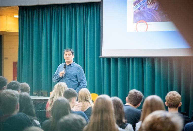 Experte klärt Schüler über Fake-News auf Am Kreisgymnasium Wesermünde informiert Cem KaraKaya, Spezialist für Internet-Kriminalität, die Schüler über Risiken im Netz.