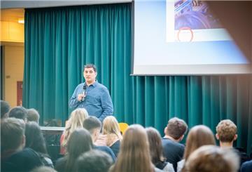 Am Kreisgymnasium Wesermünde informiert Cem KaraKaya, Spezialist für Internet-Kriminalität, die Schüler über Risiken im Netz.