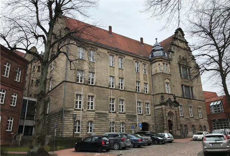 Bluttat in Zeven: Der Täter soll 20 Mal zugestochen haben Am Landgericht Stade begann am Montag der Prozess gegen einen 35-Jährigen Ivorer, der im Juni in Zeven einen Landsmann umgebracht haben soll.
