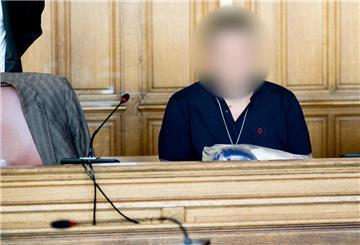 Der Angeklagte sitzt in einem Gerichtssaal am Landgericht Bremen. Dem angeklagten Mann wird vorgeworfen, seine Ehefrau im Februar 2022 in Bremerhaven betäubt und im Anschluss erwürgt zu haben. Anschließend soll er die Leiche zerteilt, in Plastiksäcke verpackt und in einem Fluss entsorgt haben. +++ dpa-Bildfunk +++