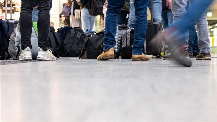 Nach Streik fahren Nordwestbahn und S-Bahn Hannover wieder Am letzter Tag des mehrtägigen Streiks der Lokführergewerkschaft GDL bei der Bahn stehen Reisende am Bahnhof.
