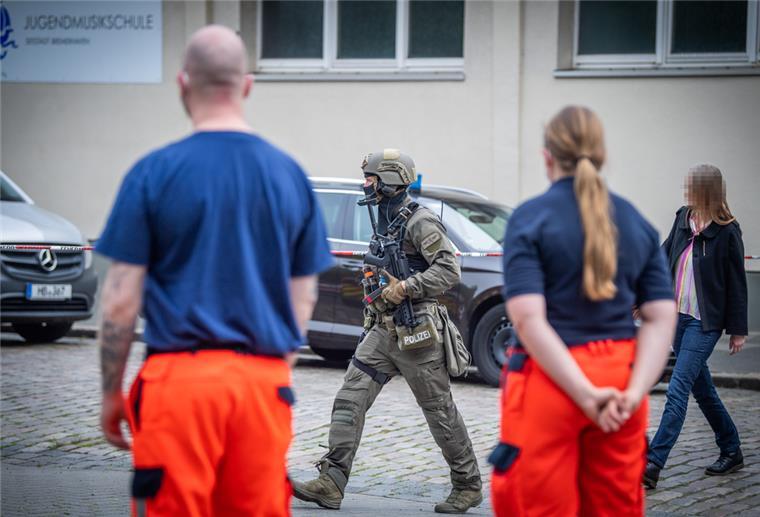 Schüsse am Lloyd Gymnasium: Opfer schwebt in Lebensgefahr Am Lloyd Gymnasium sind am Vormittag Schüsse gefallen. Die Polizei war mit Spezialkräften im Einsatz.