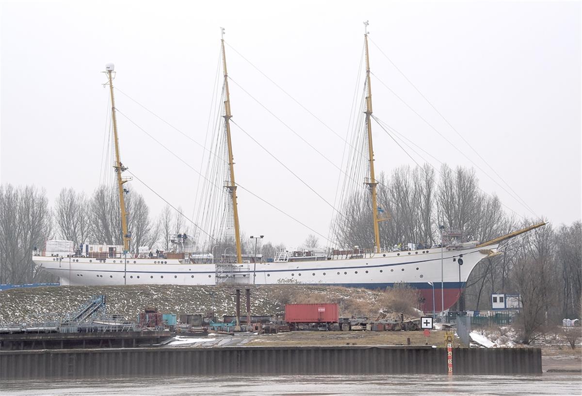 Das Segelschulschiff «Gorch Fock» liegt frei von Planen und Gerüsten in der Lürssen-Werft.