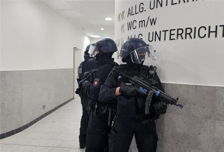 Amoklauf an Schule: Polizei trainiert Ernstfall in Dorum Am Mittwoch haben Einsatzkräfte der Polizei in Altenwalde und Dorum eine große Übung abgehalten und den Ernstfall eines Amoklaufs an einer Schule simuliert.