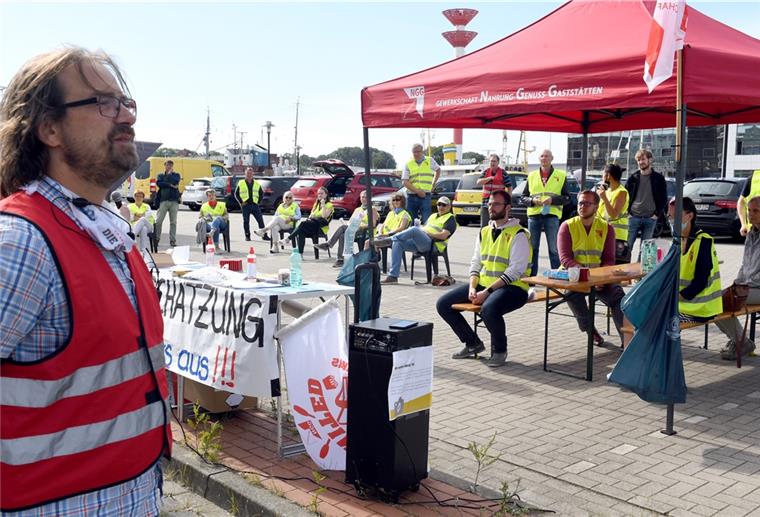 CDA unterstützt Mitarbeiter der „Nordsee“ Am Mittwoch haben Mitarbeiter der Restaurantkette „Nordsee“ vor der Zentrale im Fischereihafen in Bremerhaven gestreikt.