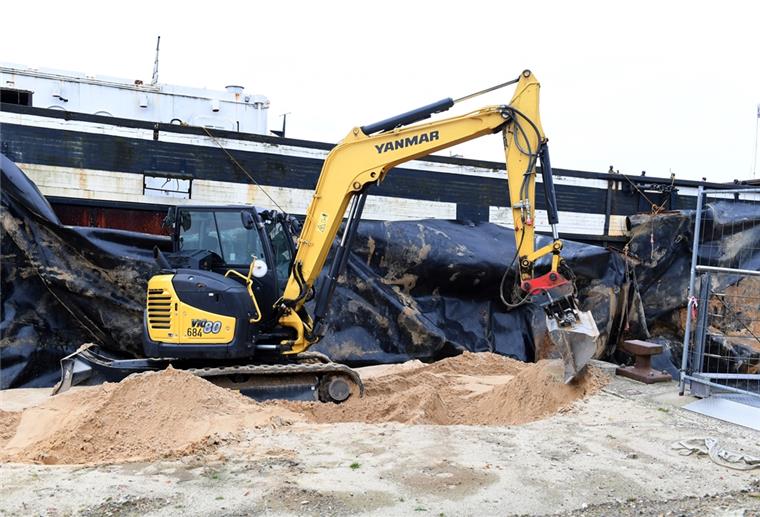 Der Bagger rückt der „Seuten Deern“ zu Leibe Am Mittwoch hat ein Bagger die Arbeiten an der „Seute Deern“ in Bremerhaven aufgenommen.