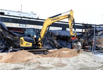 Am Mittwoch hat ein Bagger die Arbeiten an der „Seute Deern“ in Bremerhaven aufgenommen.