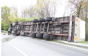 Am Mittwoch ist ein Sattelzug auf der A27 umgekippt. 