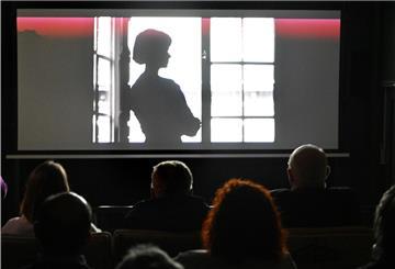 Besucher schauen im Kino Heimat den Kurzfilm «Geschwindigkeit» von Regisseur Reitz.