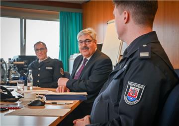 Am Mittwoch stellten der Dezernent der Feuerwehr Melf Grantz (mitte) und Leiter der Feuerwehr Jens Cordes (links) die Zahlen des vergangenen Jahres vor.