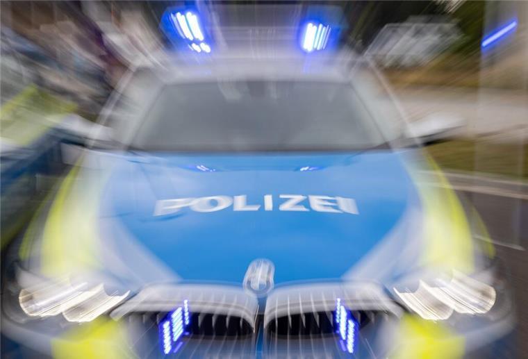 Einbrüche im Fischereihafen: Polizei sucht nach Zeugen Ein Streifenwagen der Polizei mit eingeschaltetem Blaulicht.