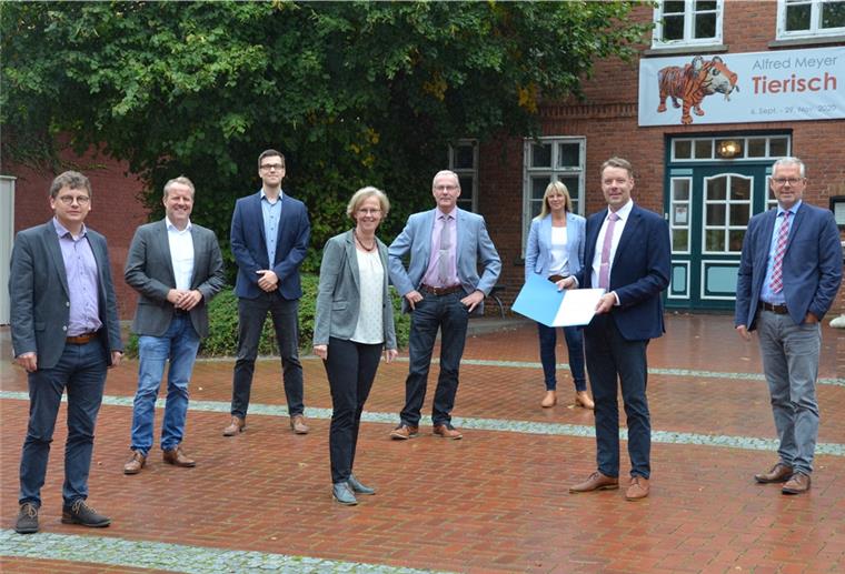 Zeven und Partner freuen sich auf Millionen Am Mittwoch wurde der Bescheid zur Aufnahme in das Förderprogramm in Zeven übergeben.