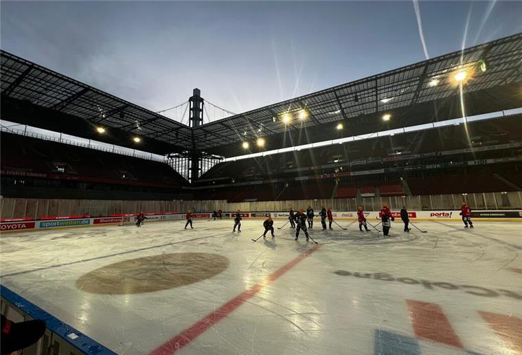 Eishockey: Pinguins freuen sich aufs Open-Air-Spiel in Köln Eine Eishockey-Spielfläche im Fußballstadion.