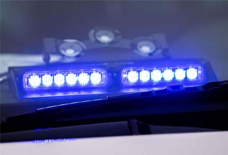 Bremen: Tankstelle in Walle überfallen - Zeugen gesucht Ein Blaulicht leuchtet unter der Frontscheibe eines Einsatzfahrzeugs der Polizei