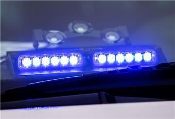 Ein Blaulicht leuchtet unter der Frontscheibe eines Einsatzfahrzeugs der Polizei