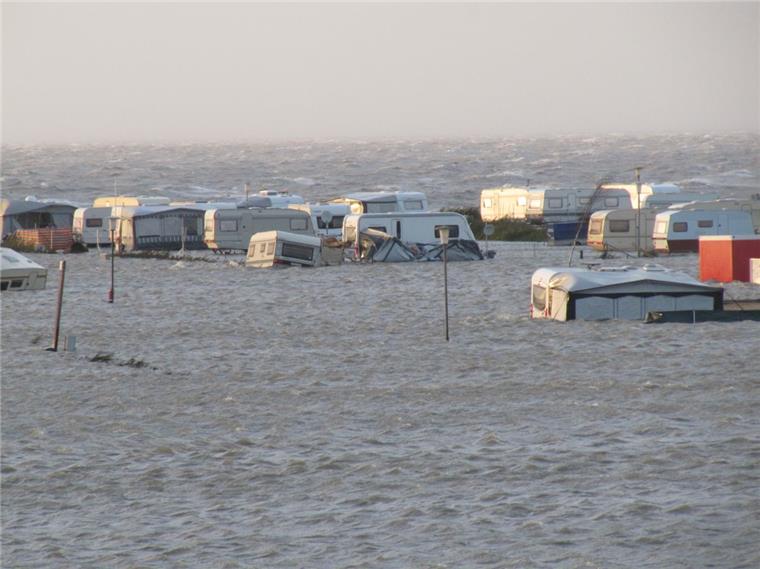 Camper ignorieren Sturmflutwarnung in Dorum - bis es zu spät ist Am Mittwochabend war Land unter auf dem Campingplatz am Kutterhafen in Dorum.
