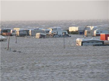 Am Mittwochabend war Land unter auf dem Campingplatz am Kutterhafen in Dorum.