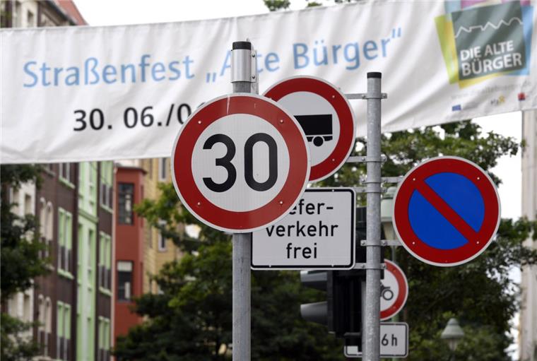 Jetzt wird es ernst: Am Monatsende will die Stadt entscheiden, ob sie an dem durchgehenden Tempolimit auf der Alten Bürger festhalten will. Sie muss mit einer weiteren Klage vor dem Verwaltungsgericht rechnen.
