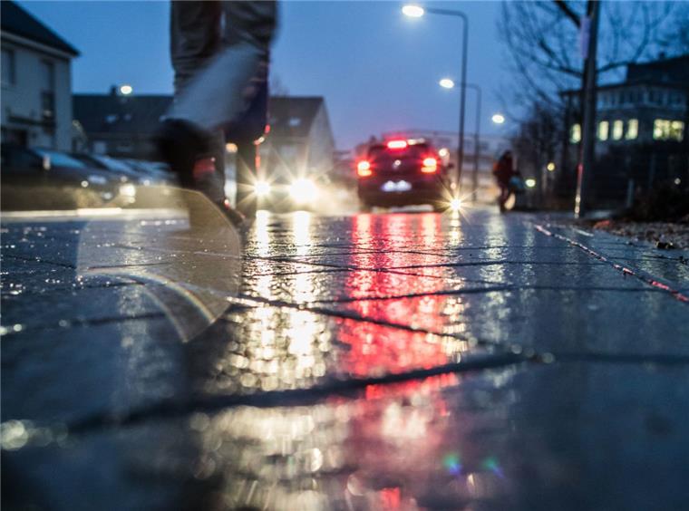 Blitzeis-Gefahr in Bremerhaven und Umgebung: Zum Wochenstart kann es glatt werden Am Montag droht in Bremen, Bremerhaven und Umgebung Blitzeis.