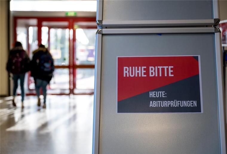Abiturprüfungen starten für tausende Schüler in Niedersachsen Der Hinweis "Ruhe bitte, Heute: Abiturprüfungen" steht auf einem Schild vor den Prüfungsräumen eines Gymnasiums.