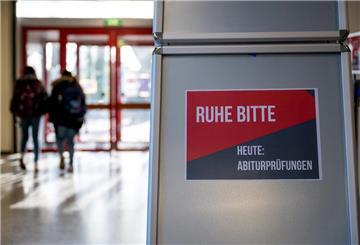Der Hinweis "Ruhe bitte, Heute: Abiturprüfungen" steht auf einem Schild vor den Prüfungsräumen eines Gymnasiums.