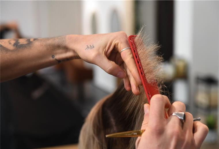 Am Montag greifen auch in Bremerhaven Friseure wieder zu Kamm und Schere und öffnen ihre Salons. Zuvor sollen sie aber prüfen, ob alles coronakonform ist.
