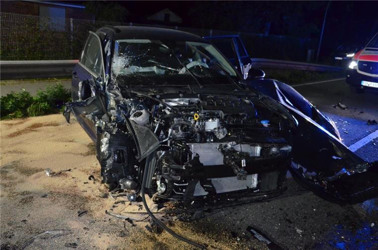 Cuxland: Auto prallt auf Maisanhänger Am Montag ist auf der B73 bei Althemmoor ein Auto auf einen Trecker geprallt. Die Beifahrerin wurde schwer verletzt.