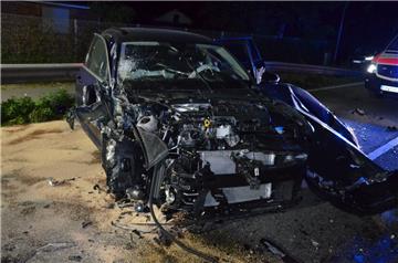 Am Montag ist auf der B73 bei Althemmoor ein Auto auf einen Trecker geprallt. Die Beifahrerin wurde schwer verletzt.