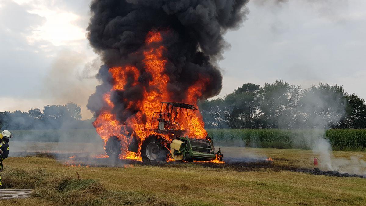 Cuxland: Feldhäcksler zwischen Kuhstedt und Altwistedt abgebrannt Am Montag ist in Altwistedt ein Häcksler auf einem Feld in Brand geraten und völlig ausgebrannt. Das Löschen gestaltete sich schwierig.