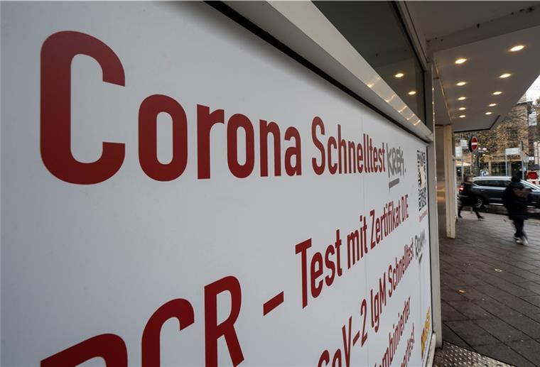 Corona-Inzidenz in Deutschland liegt bei 303,0 «Corona Schnelltests» steht am Schaufenster eines inzwischen geschlossenen Testzentrums für Covid-19-Erkrankungen in der Frankfurter Innenstadt.