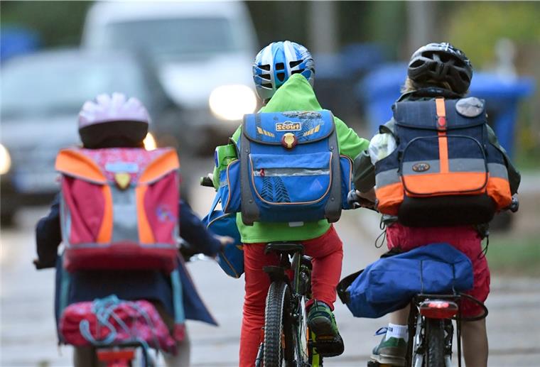 Lockdown: Das ist der Fahrplan für Schule und Kita Kinder sind auf einer Straße mit dem Fahrrad unterwegs zur Schule.