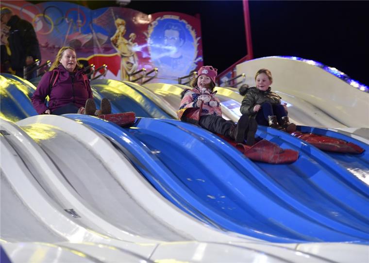 Zusammengefasst: Das war der Montag im nord24-Land Am Montag wurde der Weihnachtsmarkt eröffnet. Die Riesenrutsche wurde gleich von Jennie Bendig (links) und ihrer Tochter Josie (mitte) ausprobiert.