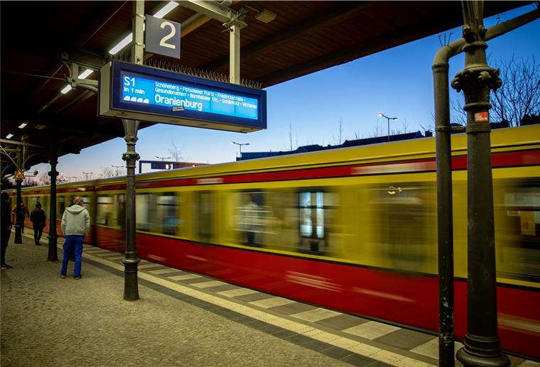 Frau wird in Berlin auf S-Bahn-Gleise gestoßen Am Montagabend, 17. August, wurde eine Frau in Berlin-Friedenau auf die Gleise geschubst.