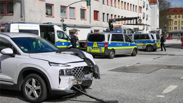 Zwei beschädigte Autos stehen auf einer Kreuzung.