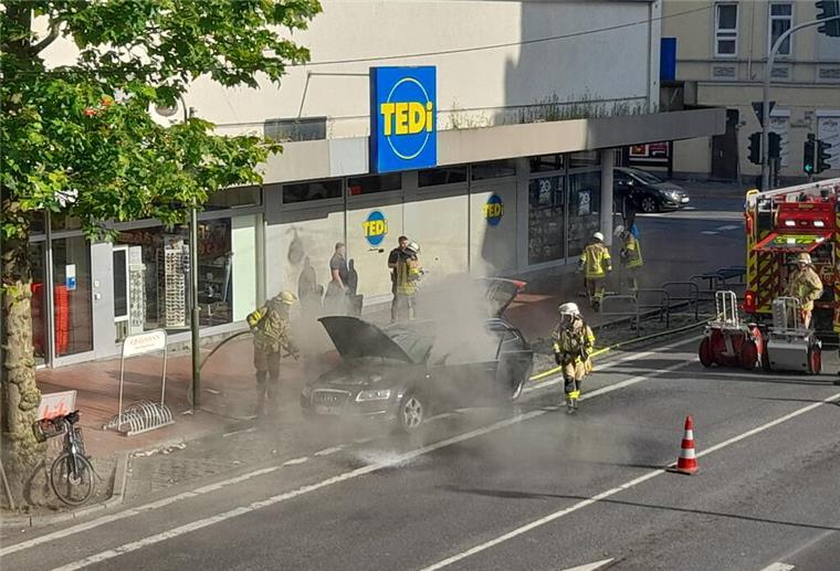 Am Montagmorgen hat ein Auto in der Hafenstraße gebrannt.