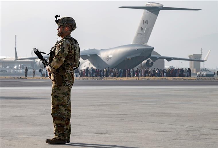 Gefecht am Flughafen Kabul: Afghanische Sicherheitskraft getötet Am Montagmorgen ist es auf dem Flughafen Kabul zu einem Gefecht US-amerikanischer und deutscher Soldaten mit unbekannten Angreifern gekommen.