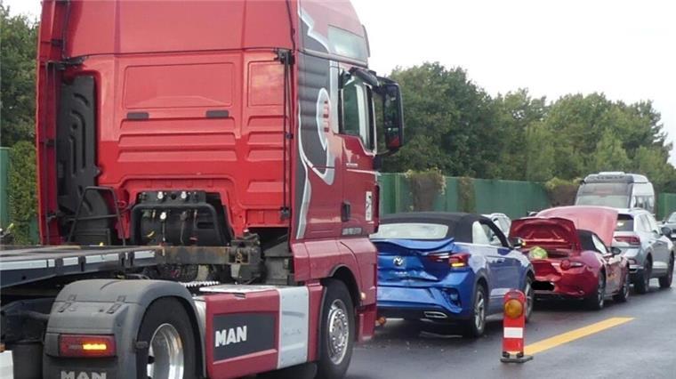 Fahrzeuge stehen nach einem Unfall beschädigt auf eine Autobahn.
