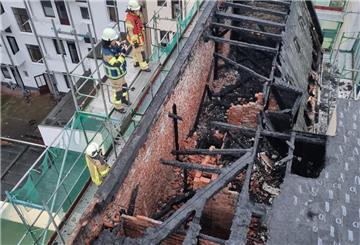 Am Morgen nach dem Brand in der Kleiststraße in Bremerhaven zeigt dieses Foto der Feuerwehr vom ausgebrannten Dach des Hauses das ganze Ausmaß des Schadens. 
