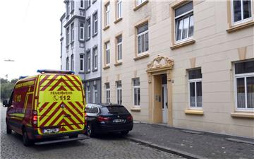 Am Morgen nach der Tat musste die Feuerwehr anrücken, um die Tür zu der Wohnung aufzubrechen.