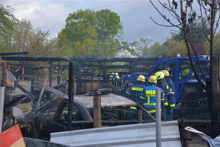 Werkstatt brennt in Grünhöfe aus Am Morgen waren die Einsatzkräfte noch immer an den rauchenden Resten der Werkstatt zu Gange.
