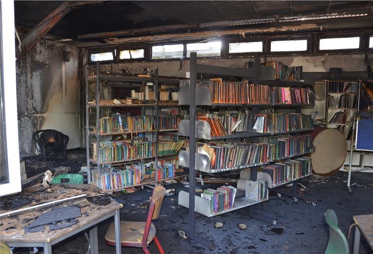 Am Morgen zeigte sich das ganze Ausmaß des Schadens, den das Feuer in der Schulbücherei in Selsingen angerichtet hat.