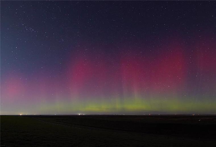 Am nächtlichen Himmel über dem Langwarder Groden explodieren die Farben.
