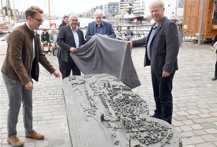 Am Neuen Hafen wird das neue Tast-Modell enthüllt, mit dem sich sehbehinderte Menschen künftig besser in Bremerhaven zurechtfinden sollen.
