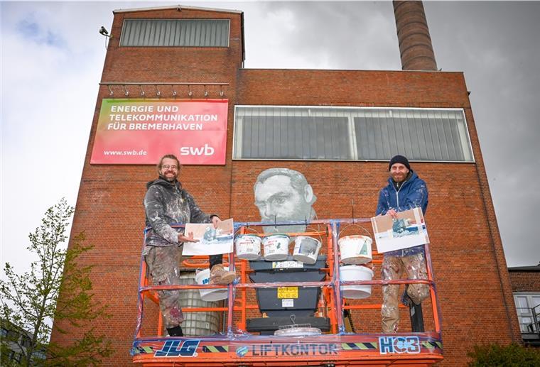 Wandgemälde entsteht auf Bremerhavener Heizwerk Am neuen SWB-Heizwerk entsteht ein Wandgemälde. Jakob „Tory“ Bardou (links) und Holger Weißflog aus Berlin malen Motive zum Thema Polarforschung.